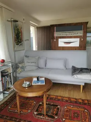 Ein Sitzbereich in der Unterkunft NEB-THUN Einigen, Wohnung am See