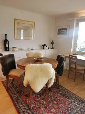 Ein Sitzbereich in der Unterkunft NEB-THUN Einigen, Wohnung am See