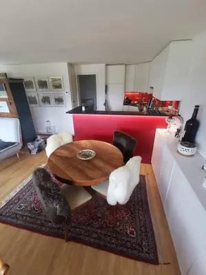 Ein Sitzbereich in der Unterkunft NEB-THUN Einigen, Wohnung am See