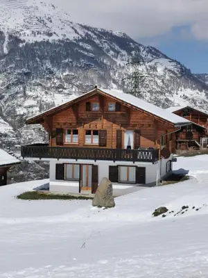 Ein allgemeiner Bergblick oder ein Berglick von des Chalets aus