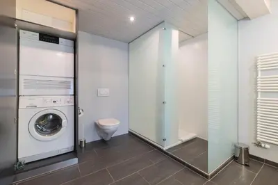 Ein Badezimmer in der Unterkunft The Glacier Express Apartment - GRINDELHOMES
