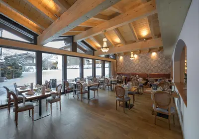 Ein Restaurant oder anderes Speiselokal in der Unterkunft Mirabeau Etoile