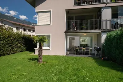 Ein Garten an der Unterkunft Schöne Parterrewohnung in Matten