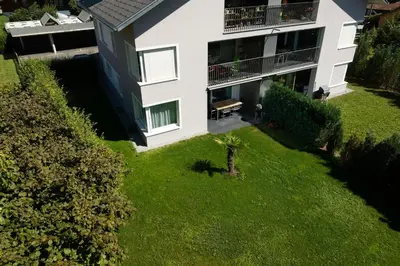 Ein Garten an der Unterkunft Schöne Parterrewohnung in Matten