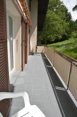 Ein Balkon oder eine Terrasse in der Unterkunft Grosse, schöne Wohnung im Grünen