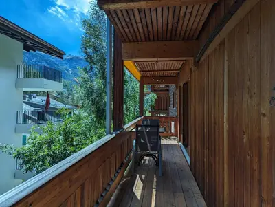 Ein Balkon oder eine Terrasse in der Unterkunft N-Orgon - Sleeps 4, tranquil location.