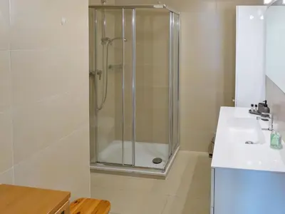 Ein Badezimmer in der Unterkunft Apartment Résidence La Fenière 03 by Interhome