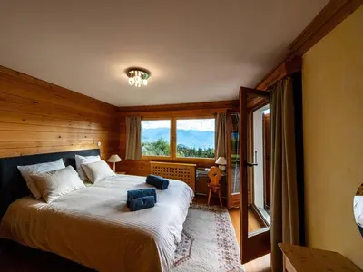 Ein Bett oder Betten in einem Zimmer der Unterkunft CHALET du GOLF CRANS MONTANA