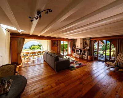 Ein Sitzbereich in der Unterkunft CHALET du GOLF CRANS MONTANA