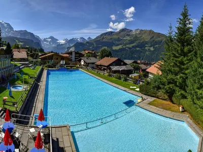 Der Swimmingpool an oder in der Nähe von Bed & Breakfast in car-free Wengen - Hop in Nest BnB