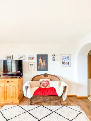 Ein Bett oder Betten in einem Zimmer der Unterkunft Centered Ski/Swim Ap. w/ private yard & fireplace