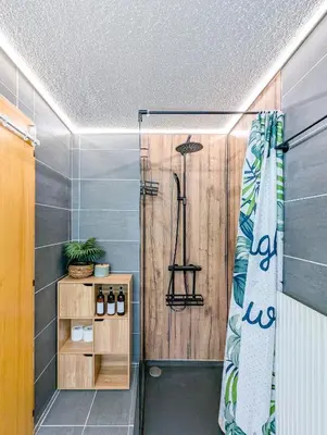 Ein Badezimmer in der Unterkunft Centered Ski/Swim Ap. w/ private yard & fireplace
