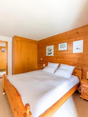 Ein Bett oder Betten in einem Zimmer der Unterkunft Centered Ski/Swim Ap. w/ private yard & fireplace