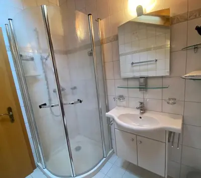 Ein Badezimmer in der Unterkunft Chalet Kristall 4 1/2 Zimmer-Maisonetten-Haus