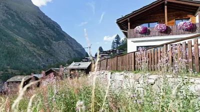 Ein allgemeiner Bergblick oder ein Berglick von des Chalets aus