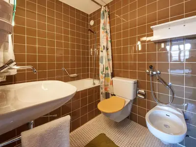 Ein Badezimmer in der Unterkunft Apartment Arzinol 305 by Interhome