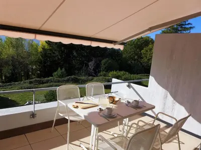 Ein Balkon oder eine Terrasse in der Unterkunft Studio Jeanne D'Arc Apt- B-11 by Interhome