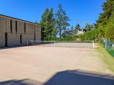 Tennis und/oder Squash in der Unterkunft Studio Jeanne D'Arc Apt- B-11 by Interhome oder in der Nähe