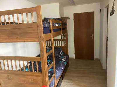 Ein Etagenbett oder Etagenbetten in einem Zimmer der Unterkunft Appartement at the heart of Saas Fee