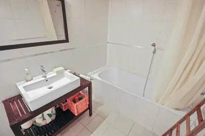 Ein Badezimmer in der Unterkunft Charmant studio ouvert avec vue paisible