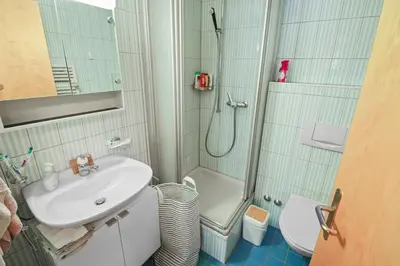 Ein Badezimmer in der Unterkunft Studio chaleureux avec vue sur les montagnes