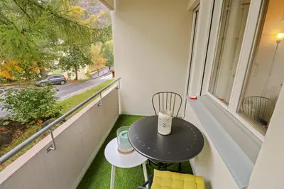 Ein Balkon oder eine Terrasse in der Unterkunft Studio chaleureux avec vue sur les montagnes