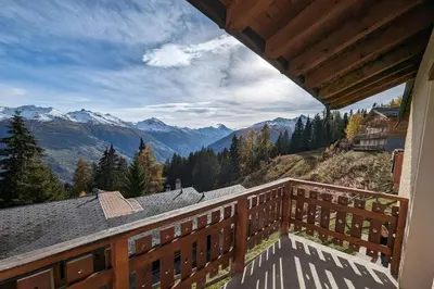 Ein allgemeiner Bergblick oder ein Berglick von des Chalets aus