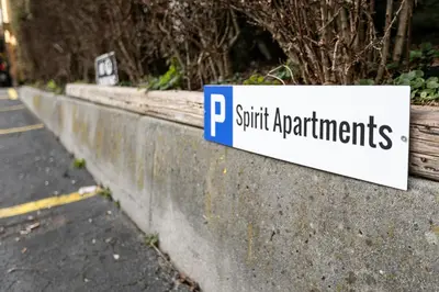 Ein Zertifikat, Auszeichnung, Logo oder anderes Dokument, das in der Unterkunft Spirit Apartments - Suite #2 - Zentral - Parkplatz ausgestellt ist