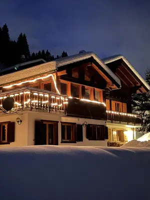 Das Gebäude in dem sich das Chalet befindet