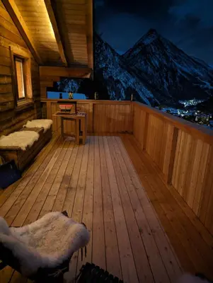 Ein allgemeiner Bergblick oder ein Berglick von des Chalets aus