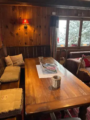 Ein Sitzbereich in der Unterkunft Chalet atypique Colorado Crans-Montana