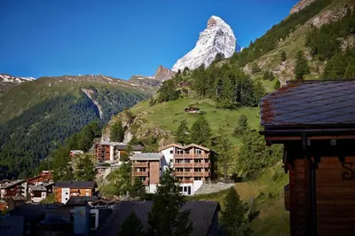 Ein allgemeiner Bergblick oder ein Berglick von des Aparthotels aus