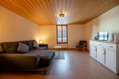Ein Sitzbereich in der Unterkunft Chalet Seehus Iseltwald