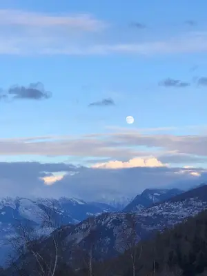 Ein allgemeiner Bergblick oder ein Berglick von der Ferienwohnung aus