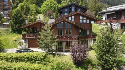 Ein Garten an der Unterkunft Grand chalet au centre