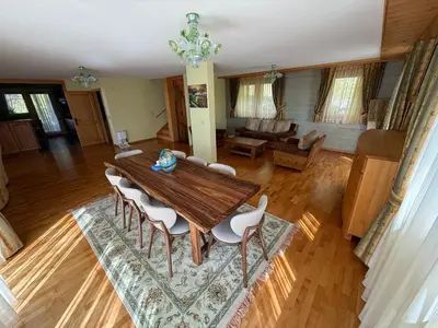 Ein Sitzbereich in der Unterkunft Grand chalet au centre