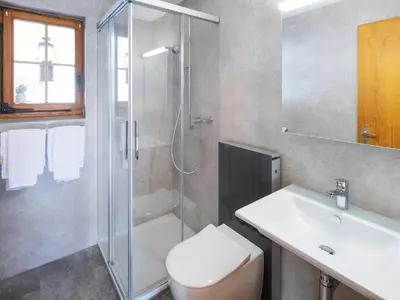 Ein Badezimmer in der Unterkunft Apartment Chalet uf Duft by Interhome