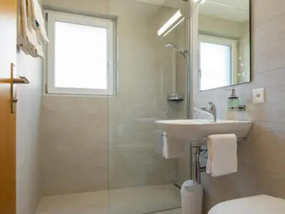 Ein Badezimmer in der Unterkunft Apartment Haus Azur by Interhome