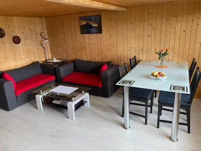 Ein Sitzbereich in der Unterkunft Birchihaus