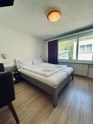 Ein Bett oder Betten in einem Zimmer der Unterkunft Hotel Rebstock Meiringen