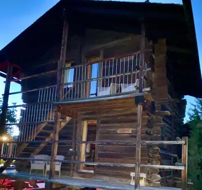 Das Gebäude in dem sich das Chalet befindet