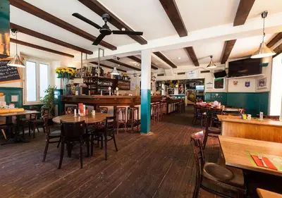Ein Restaurant oder anderes Speiselokal in der Unterkunft Happy Inn Lodge
