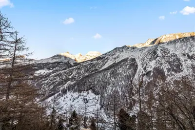 Ein allgemeiner Bergblick oder ein Berglick von der Ferienwohnung aus