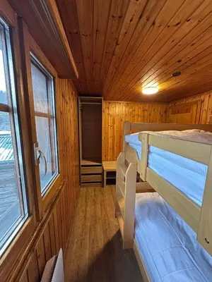 Ein Bett oder Betten in einem Zimmer der Unterkunft Cosy mountain apartment 5min walk from Gondola