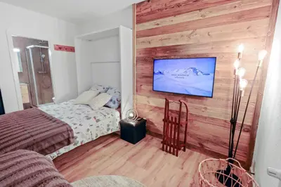 Ein Bett oder Betten in einem Zimmer der Unterkunft Studio rénové cosy et centré, Ski-In Ski-Out