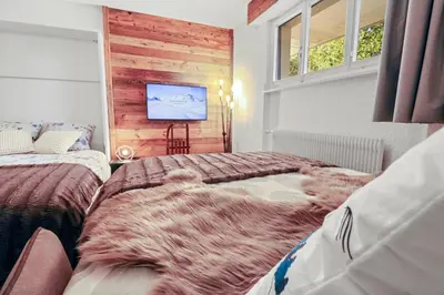 Ein Bett oder Betten in einem Zimmer der Unterkunft Studio rénové cosy et centré, Ski-In Ski-Out