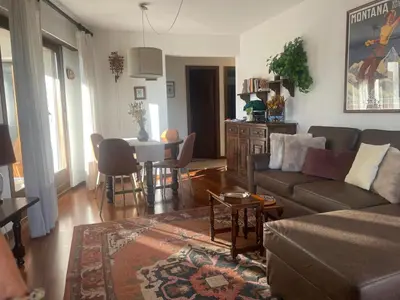 Ein Sitzbereich in der Unterkunft Charmant appartement avec vue sur les montagnes