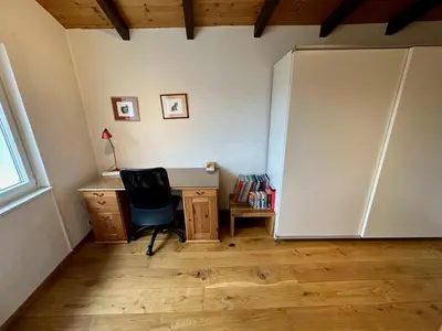 Ein Sitzbereich in der Unterkunft Chalet typique du Valais,Maison bio et bien-être!
