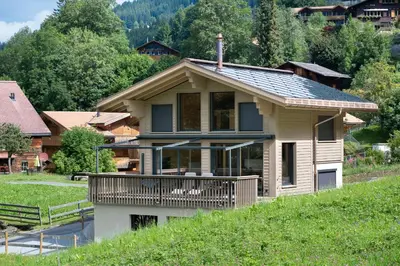 Das Gebäude in dem sich das Ferienhaus befindet