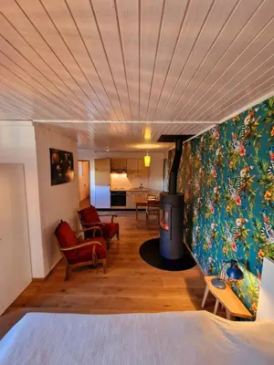 Ein Sitzbereich in der Unterkunft Kunstplanet im Herzen der Alpen am Planetenweg